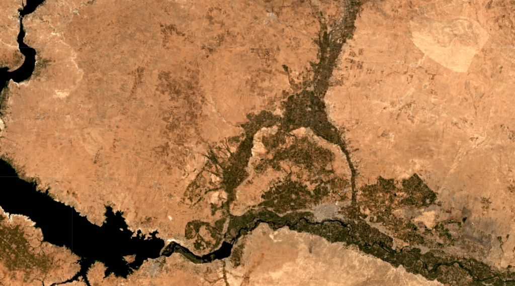 Satellite image (Sentinel-2) showing the city of Raqqa and part of Lake Assad (left), with densely packed agricultural fields (in green) on both sides of the Euphrates River.